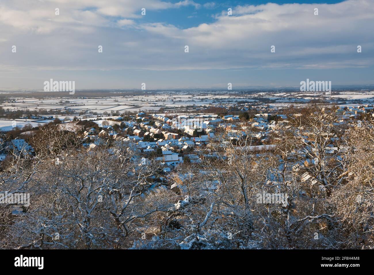 Vue aérienne de la ville de Cotswold de Wotton Under Edge in the Snow, Gloucestershire, Royaume-Uni Banque D'Images