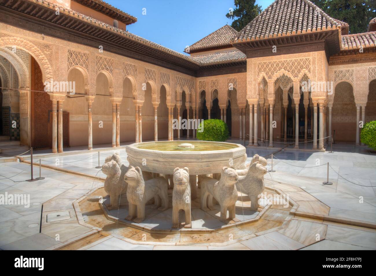 Patio de los Leones à l'intérieur du palais Nasrid de la forteresse de l'Alhambra à Grenade, Espagne Banque D'Images