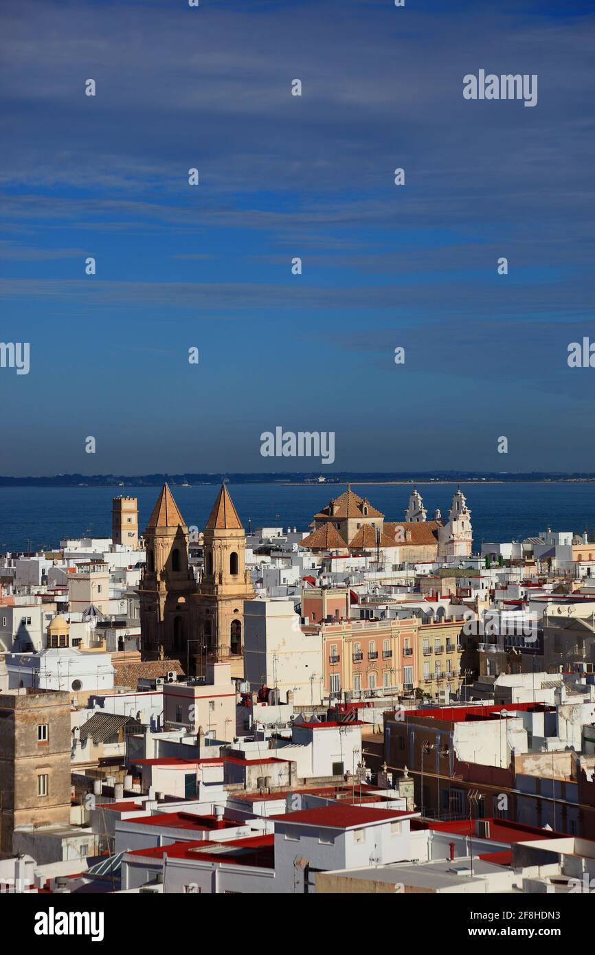 Espagne, Andalousie, Cadix, vue panoramique de la Torre Tavira à la vieille ville et l'église San Felipe Neri Banque D'Images