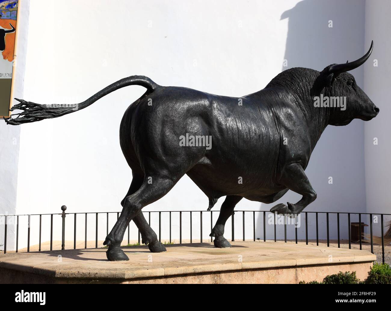 Ronda, un village blanc en Andalousie, Espagne, Sculpture d'un taureau devant le taureau de la Placa del Torro Banque D'Images