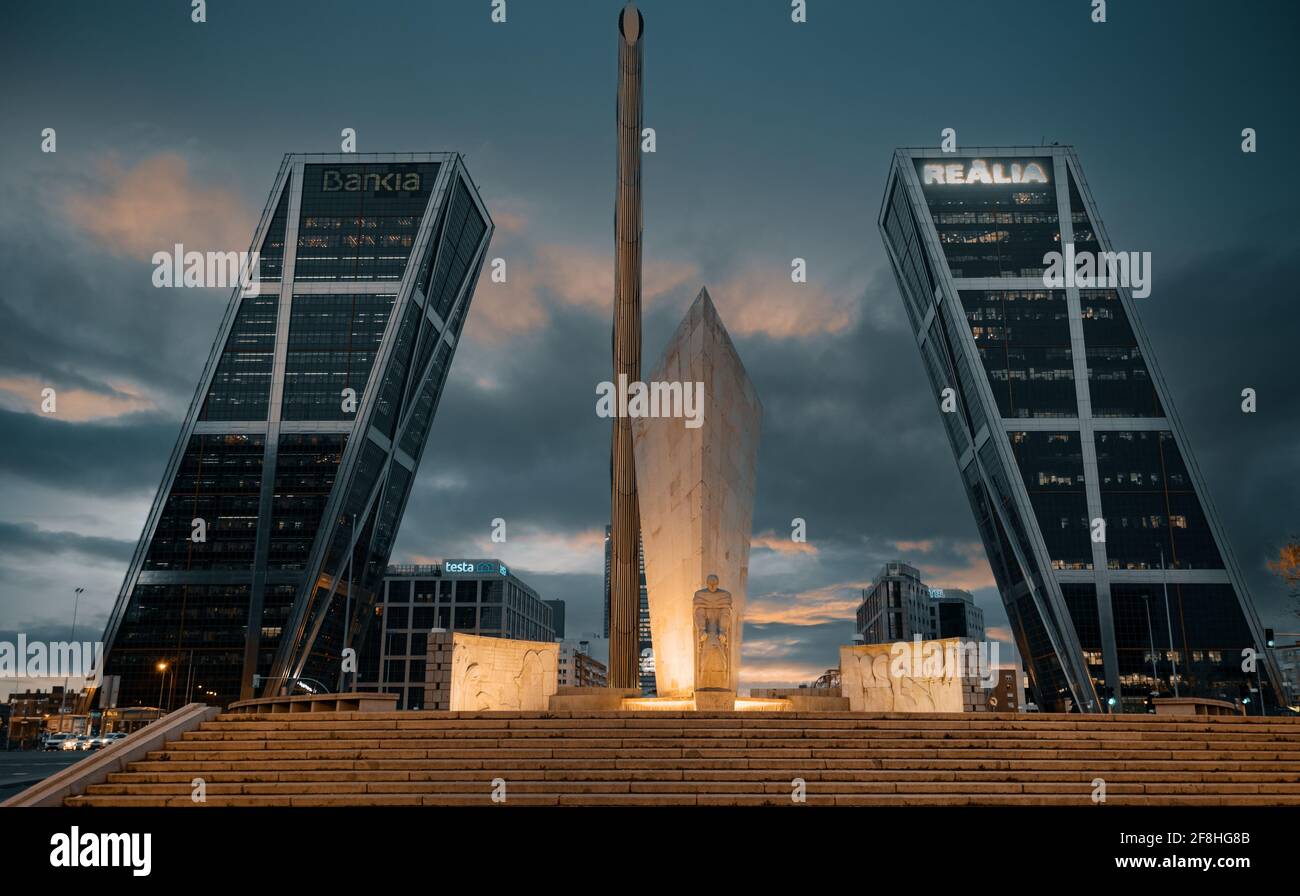 Madrid, Espagne - 3 mars 2021 : place Castilla Plaza de Castille et monument Calvo Sotelo illuminé contre le ciel du coucher du soleil, situé dans la grande profondeur Banque D'Images