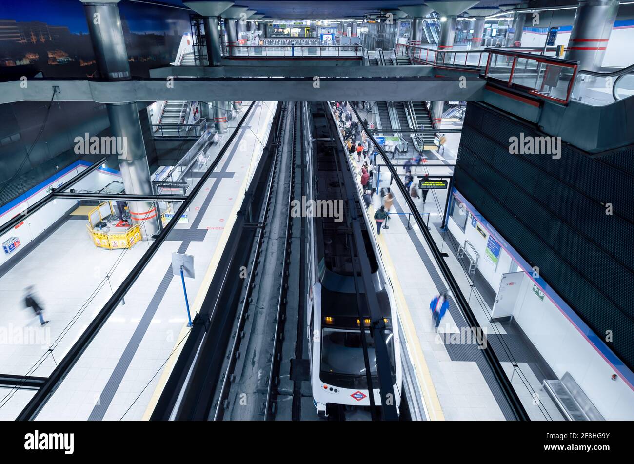Madrid, Espagne - 4 mars 2021: À l'intérieur du métro de Madrid, mouvement flou des personnes marchant vue intérieure du dessus. Espagne. Infrastructure de la ville et public Banque D'Images