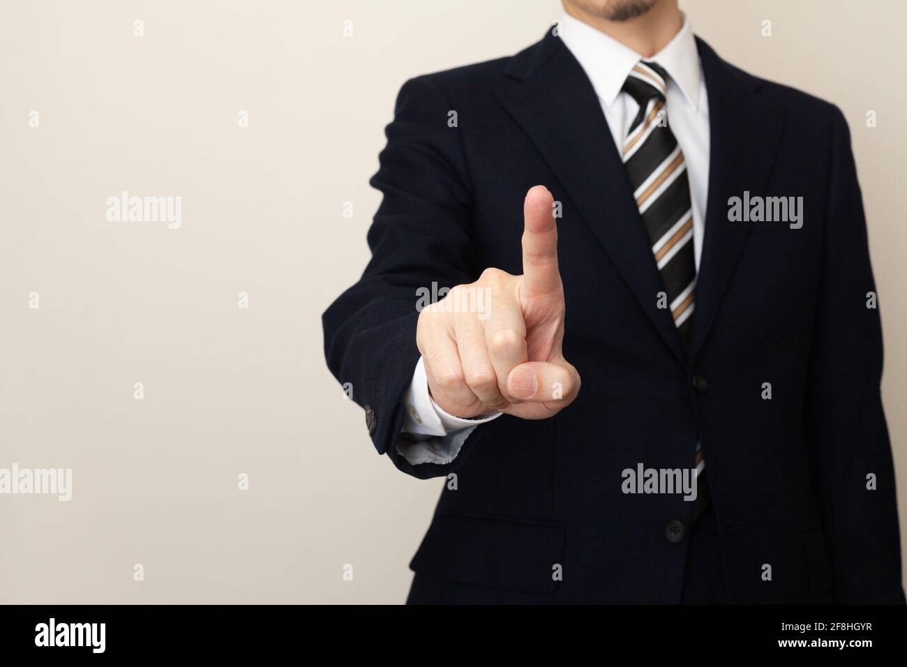 Main d'un homme dans un costume utilisant l'écran tactile Banque D'Images