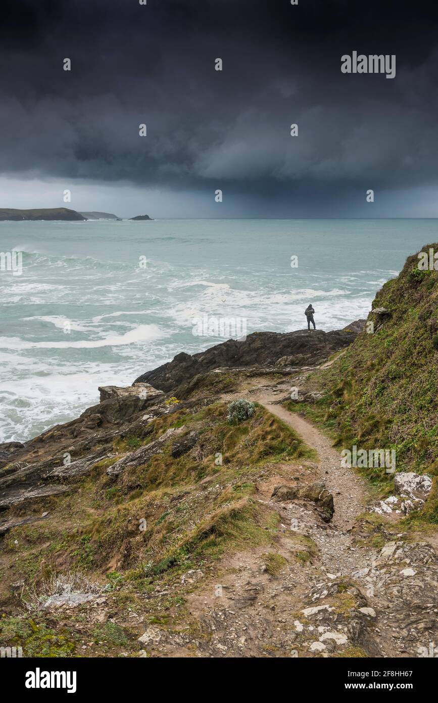 Des nuages de tempête spectaculaires s'approchent de la baie Fistral à Newquay, dans les Cornouailles. Banque D'Images