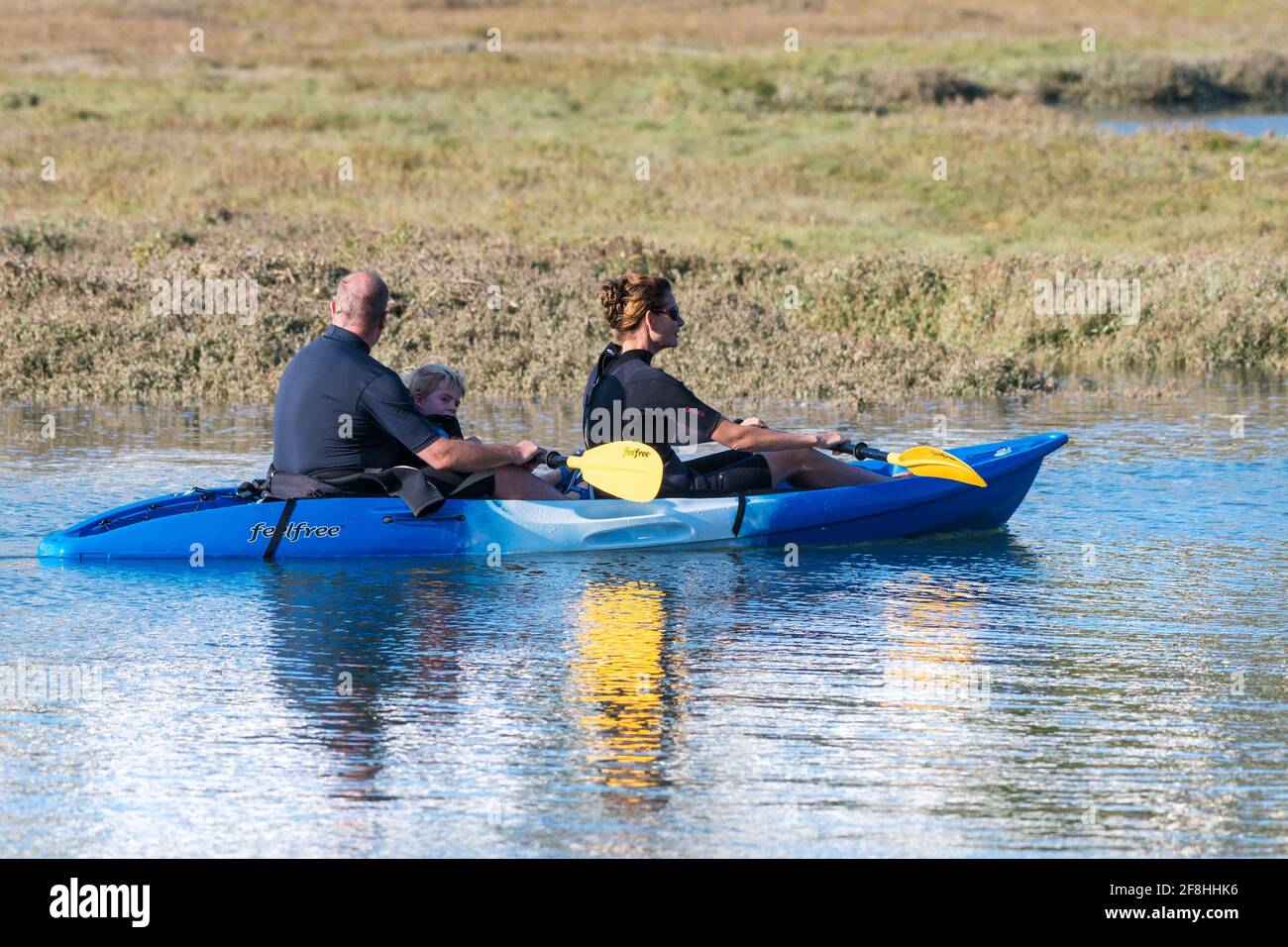 Une famille de vacanciers qui s'amusent à faire du canoë-kayak sur la rivière Gannel à marée haute à Newquay, en Cornouailles. Banque D'Images
