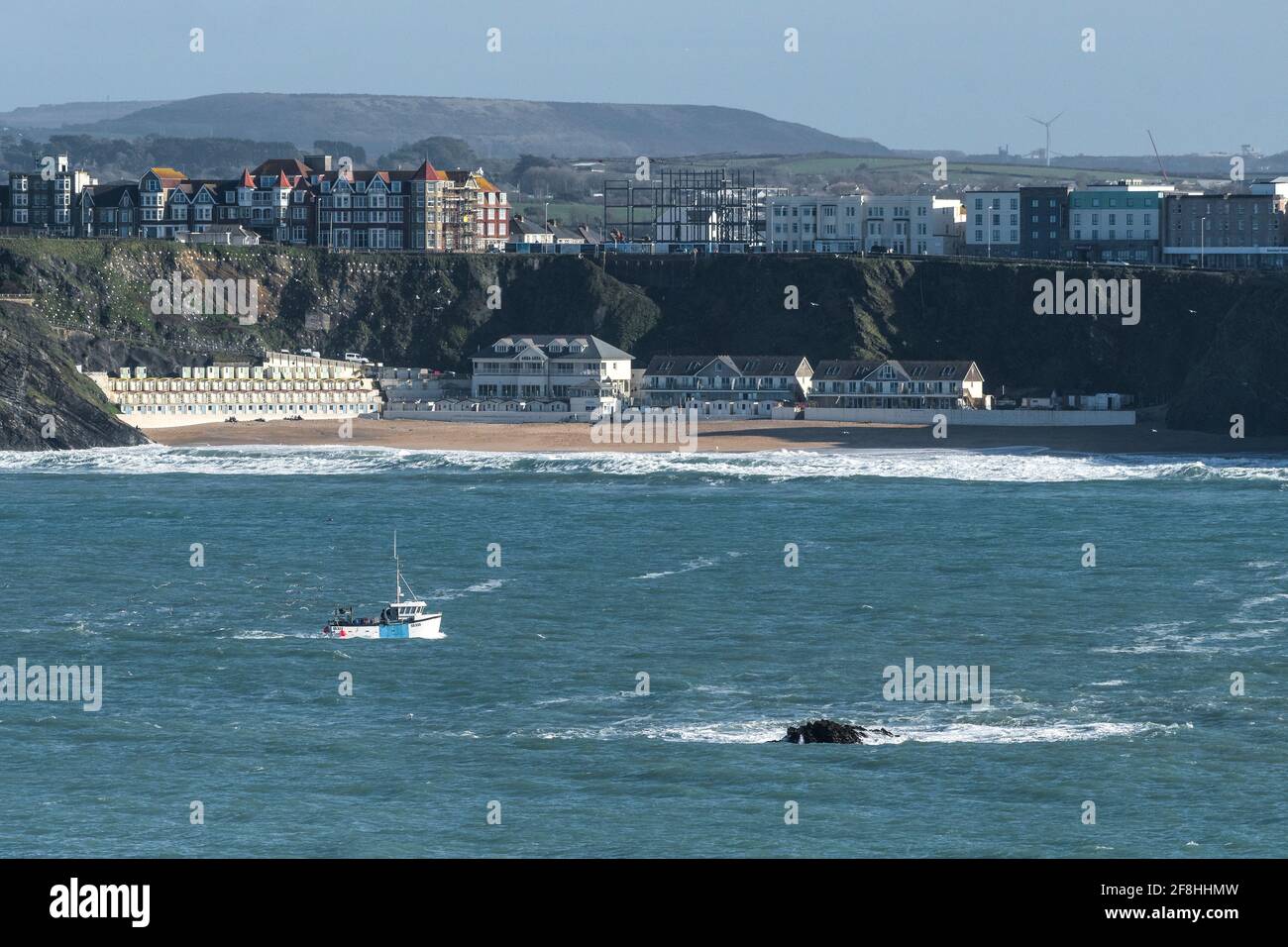 Le bateau de pêche trois Jays SS333 passant devant Tolcarne Beach à Newquay en Cornouailles. Banque D'Images