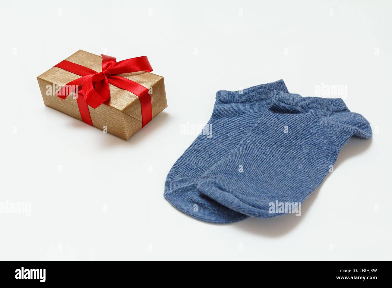 Paire de chaussettes pour femmes et boîte cadeau sur fond blanc, vue du dessus. Banque D'Images