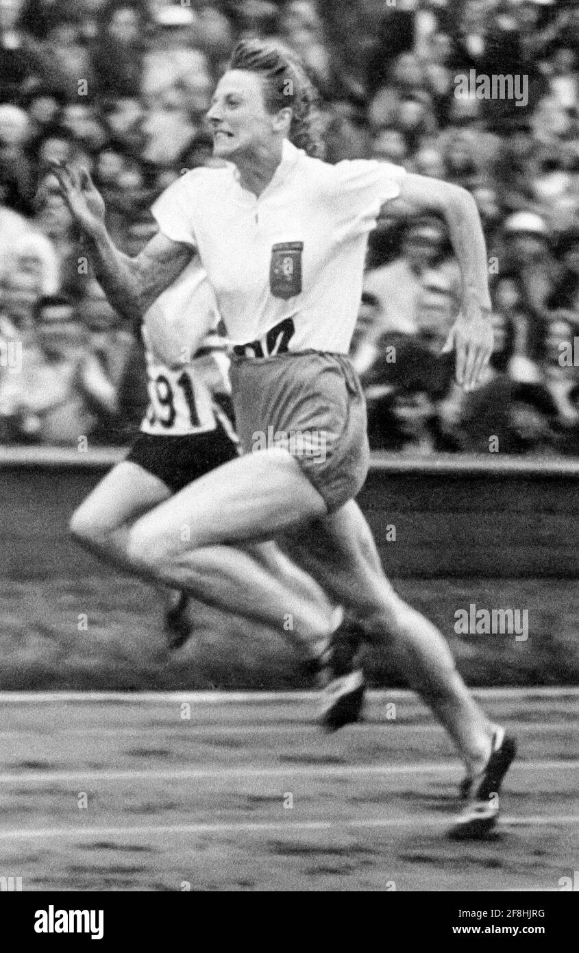 Fanny Blankers-Koen, une athlète néerlandaise, était une figure éminente de l’athlétisme, connue pour avoir remporté quatre médailles d’or aux Jeux olympiques de Londres de 1948, une réalisation remarquable pour l’athlétisme de womenâ€™s. Banque D'Images