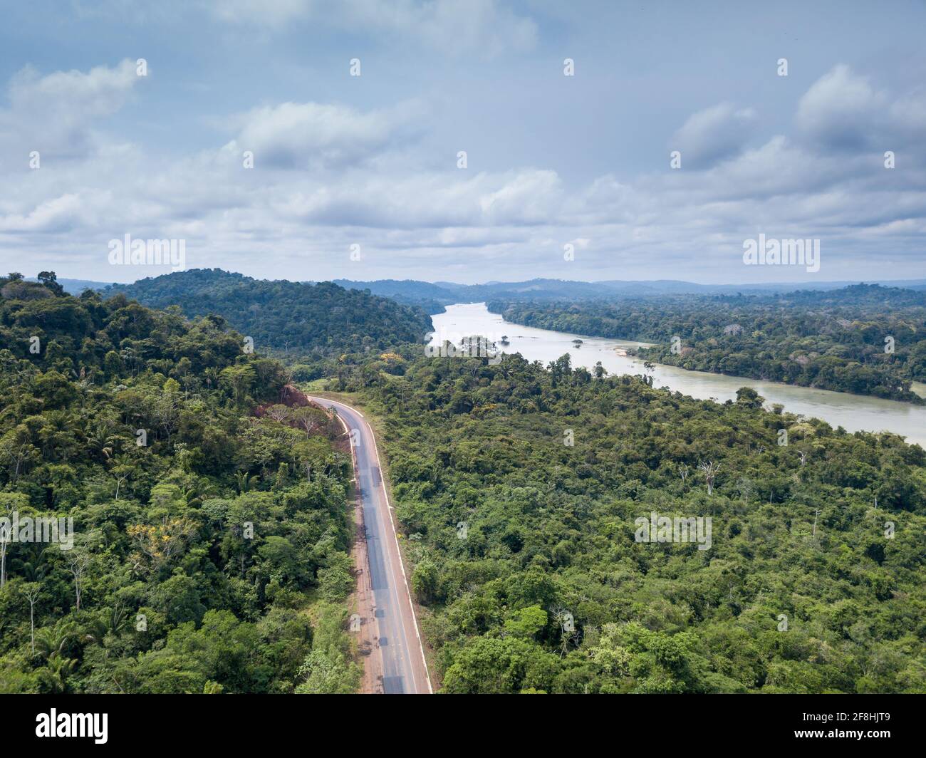 Magnifique vue aérienne de drone sur le paysage des arbres de la forêt amazonienne, route BR 163 et rivière Jaméxim Para, Brésil. Concept de nature, écologie, environnement Banque D'Images