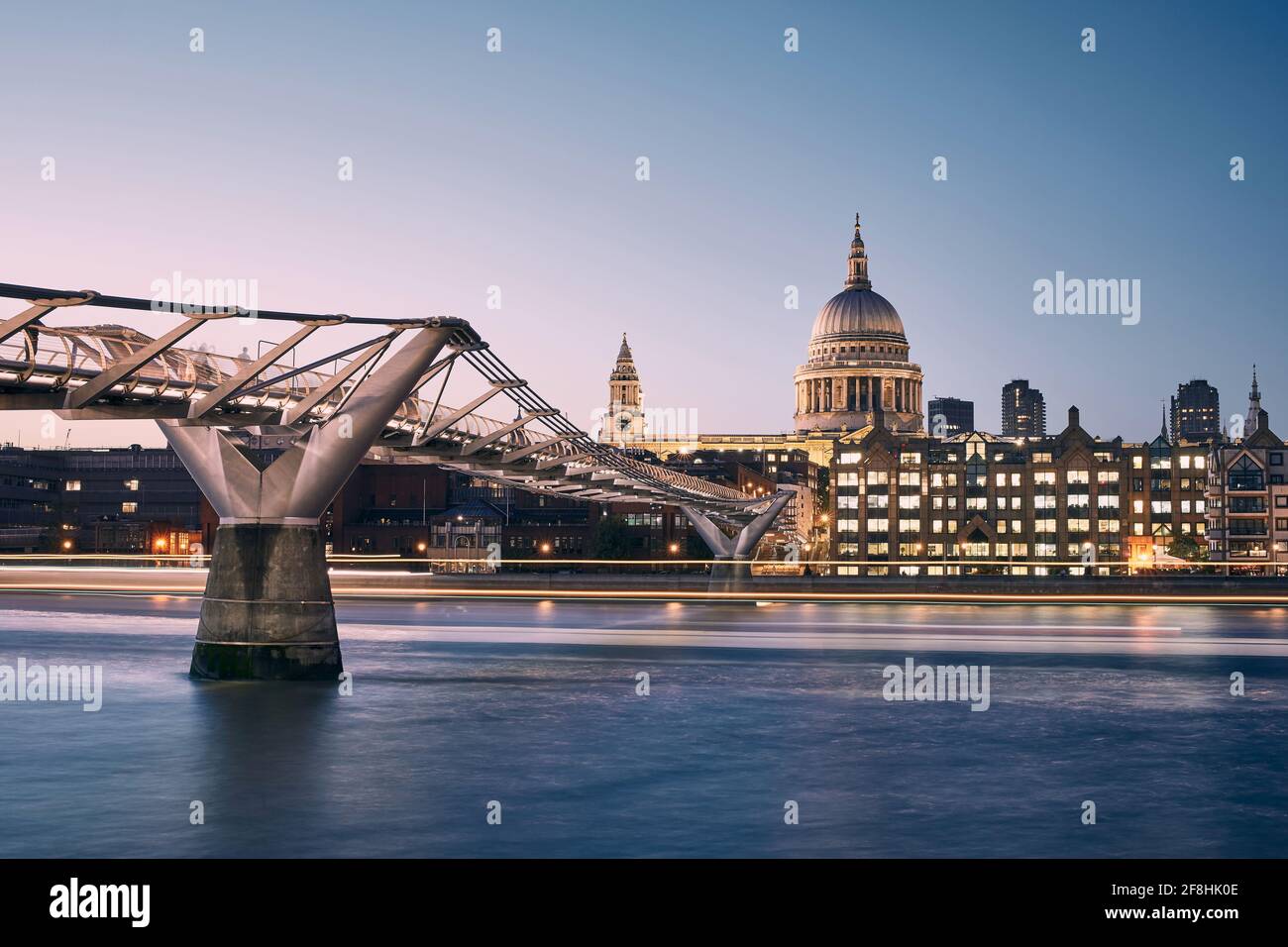 Paysage urbain de Londres au crépuscule. Front de mer de la ville avec passerelle Millennium contre la cathédrale Saint-Paul. Royaume-Uni. Banque D'Images