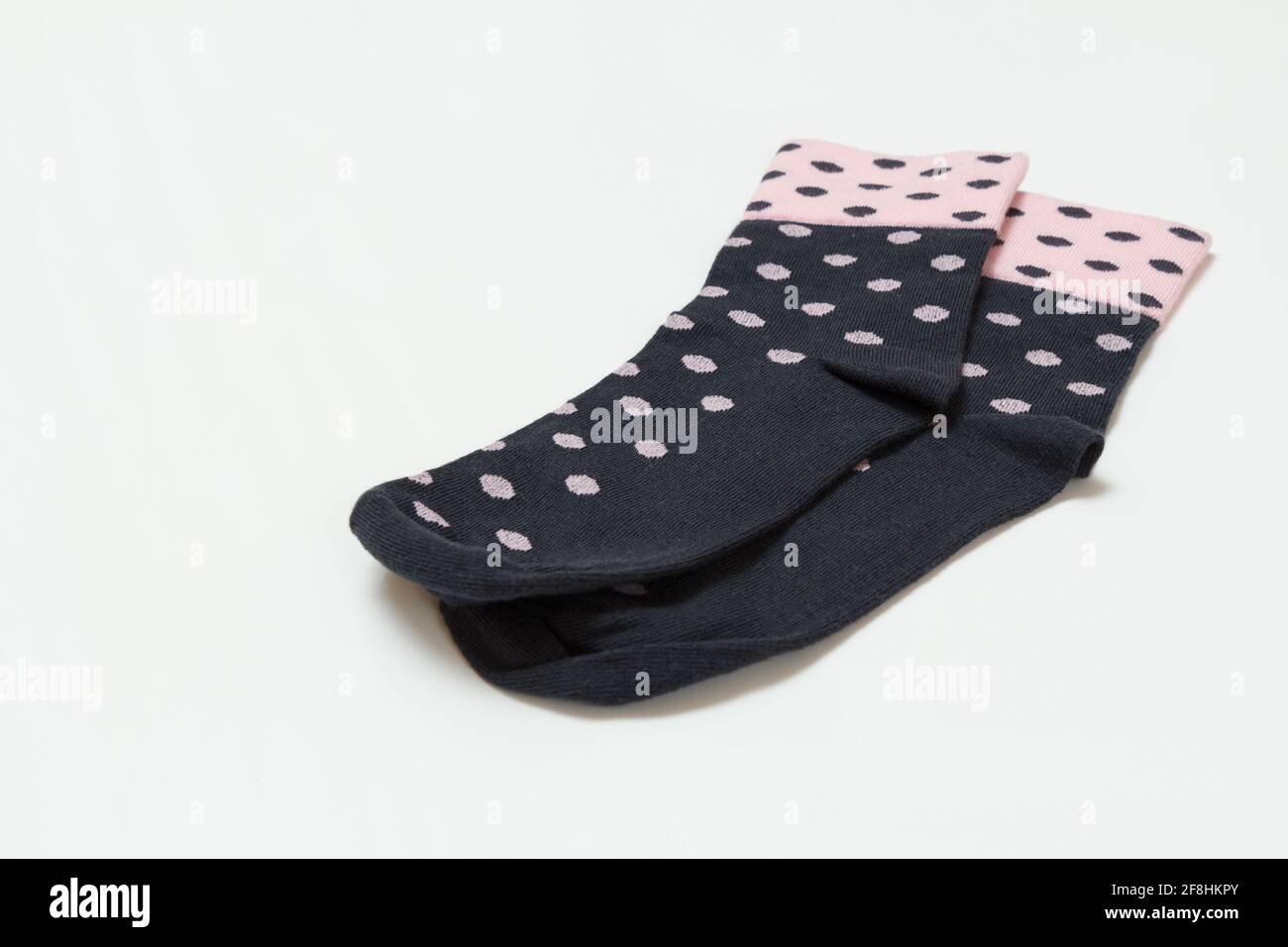 Paire de chaussettes noires pour femmes sur fond blanc, vue du dessus. Banque D'Images