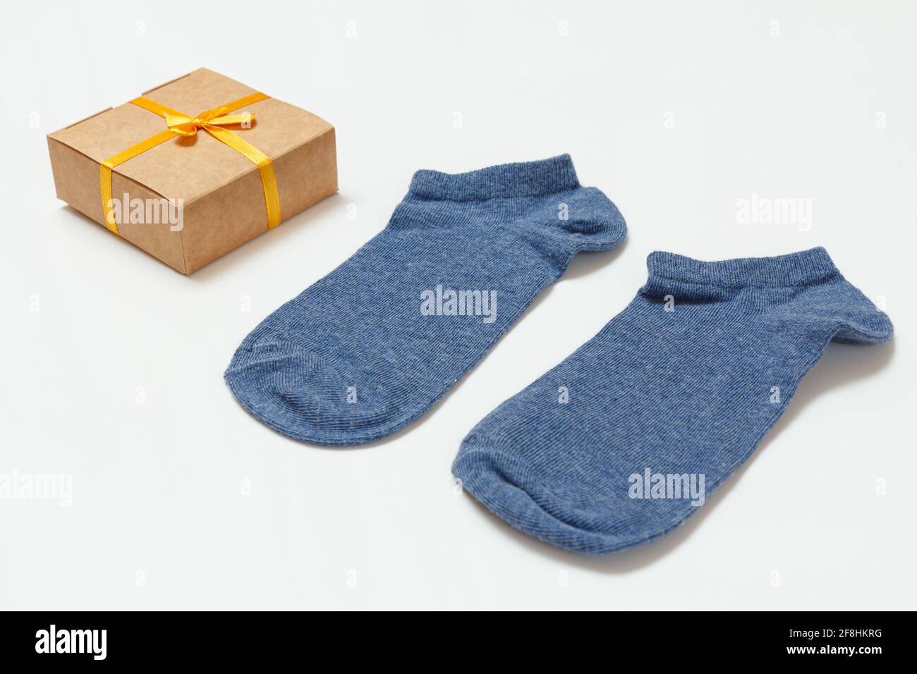 Paire de chaussettes pour femmes et boîte cadeau sur fond blanc, vue du dessus. Banque D'Images