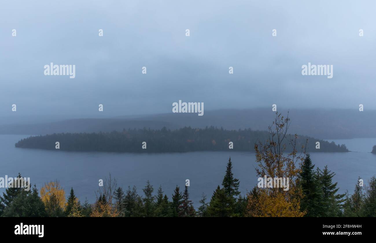 vue sur une île dans le brouillard sur un ciel nuageux jour le soir Banque D'Images