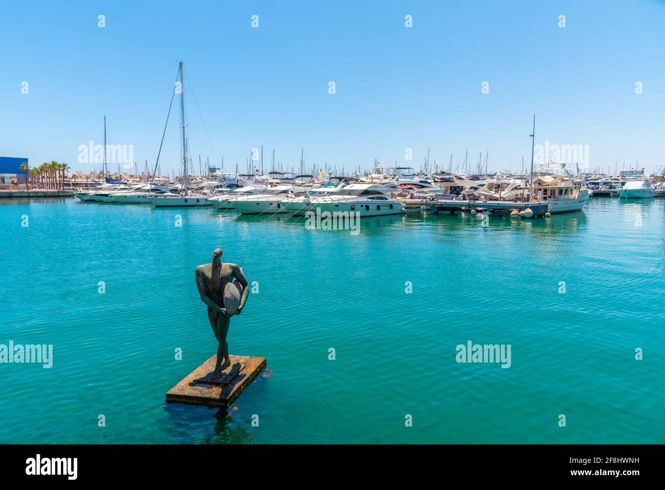 Le retour d'Icarus avec sa statue de surf d'aile à Alicante, Espagne Banque D'Images