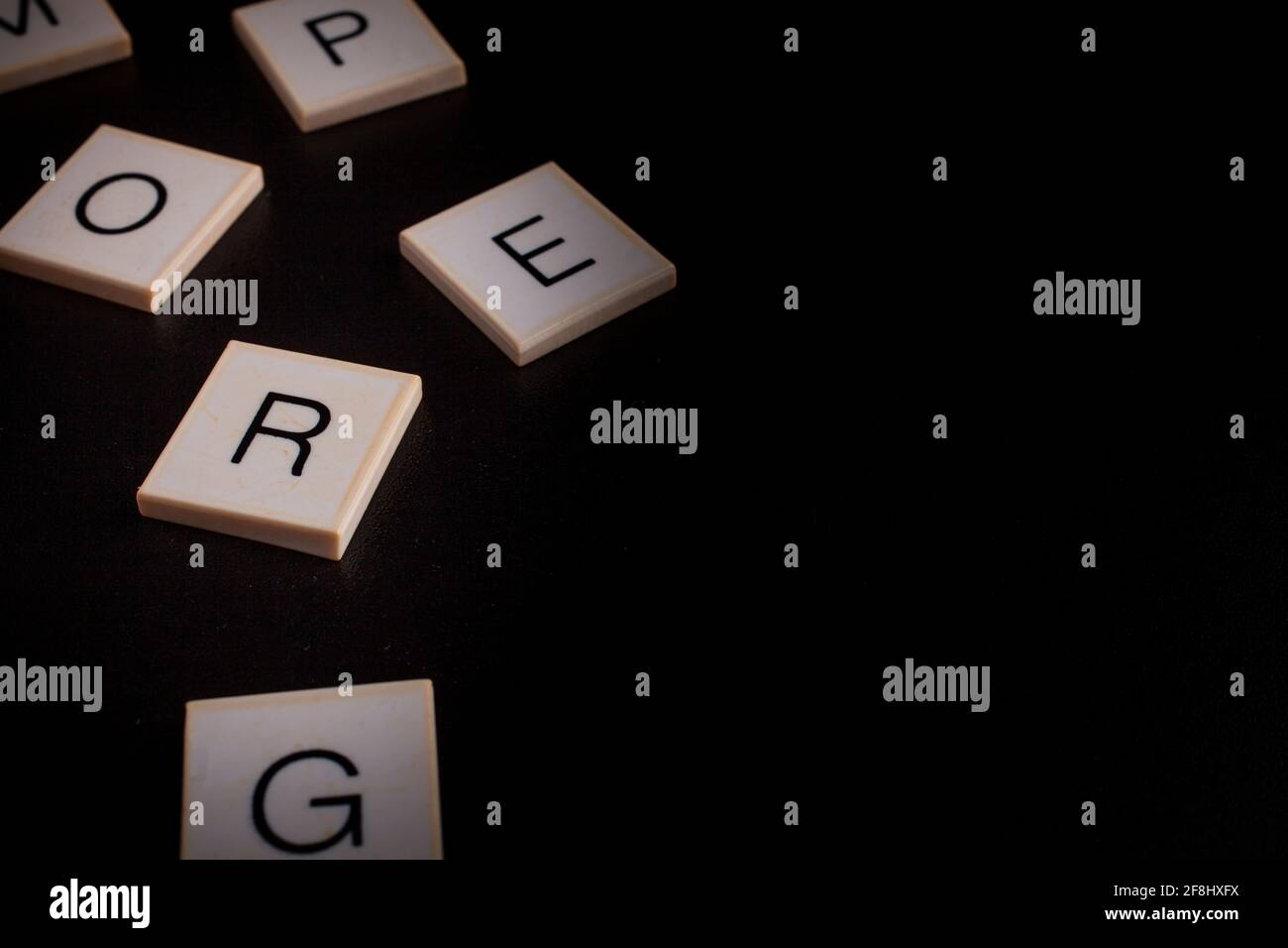 lettres de l'alphabet dans un ordre aléatoire sur un noir arrière-plan - espace de copie Banque D'Images