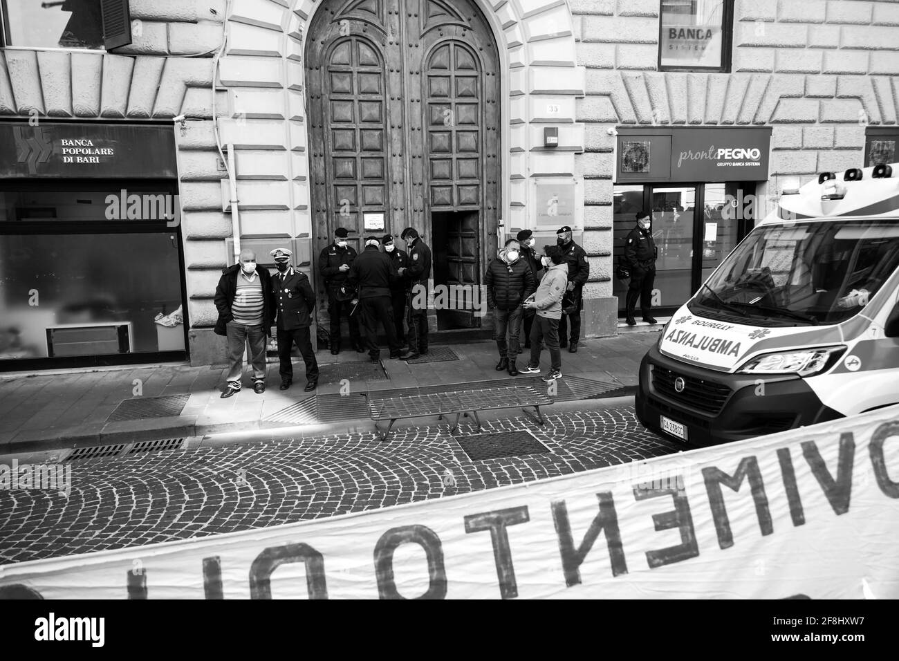 Naples, ITALIE. 13 avril 2020. 03/14/2021 Naples, ce matin, les artisans de San Gregorio Armeno se sont rendus pour protester sous le siège du conseil régional de Campanie pour une réouverture immédiate. Crédit : Fabio Sasso/ZUMA Wire/Alay Live News Banque D'Images