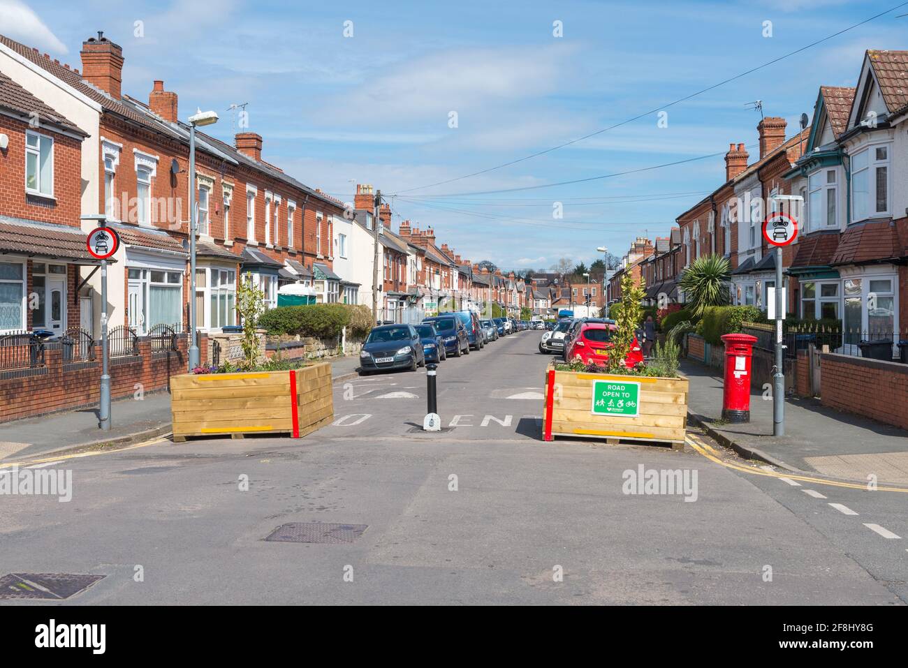 Certaines routes de Kings Heath, Birmingham, sont fermées à la circulation et aux voitures avec des planteurs en bois bloquant l'accès aux voitures Banque D'Images