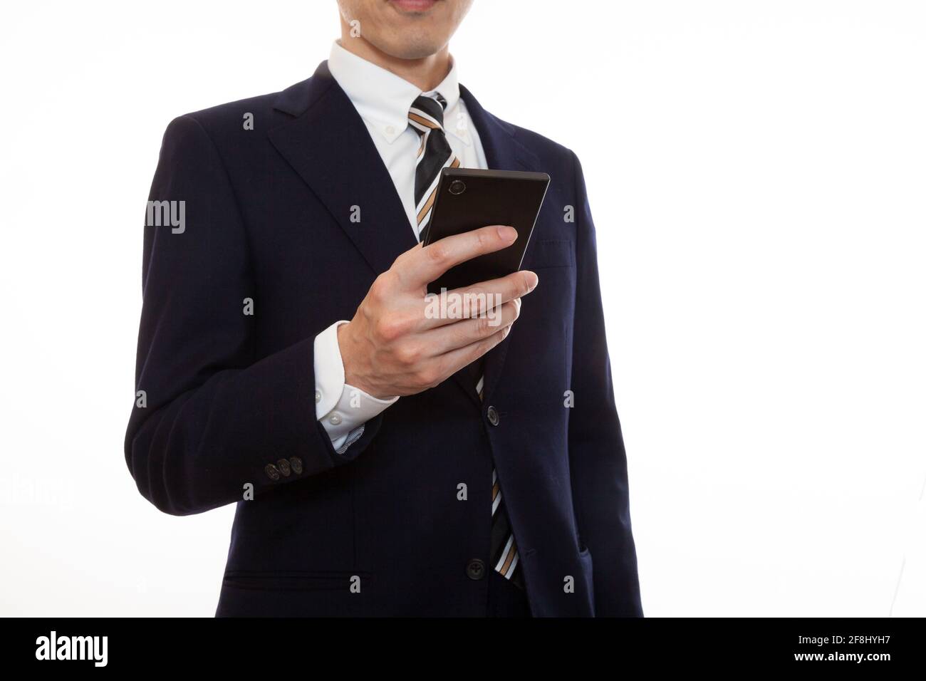 Un homme en costume qui utilise un smartphone dans son côté droit Banque D'Images