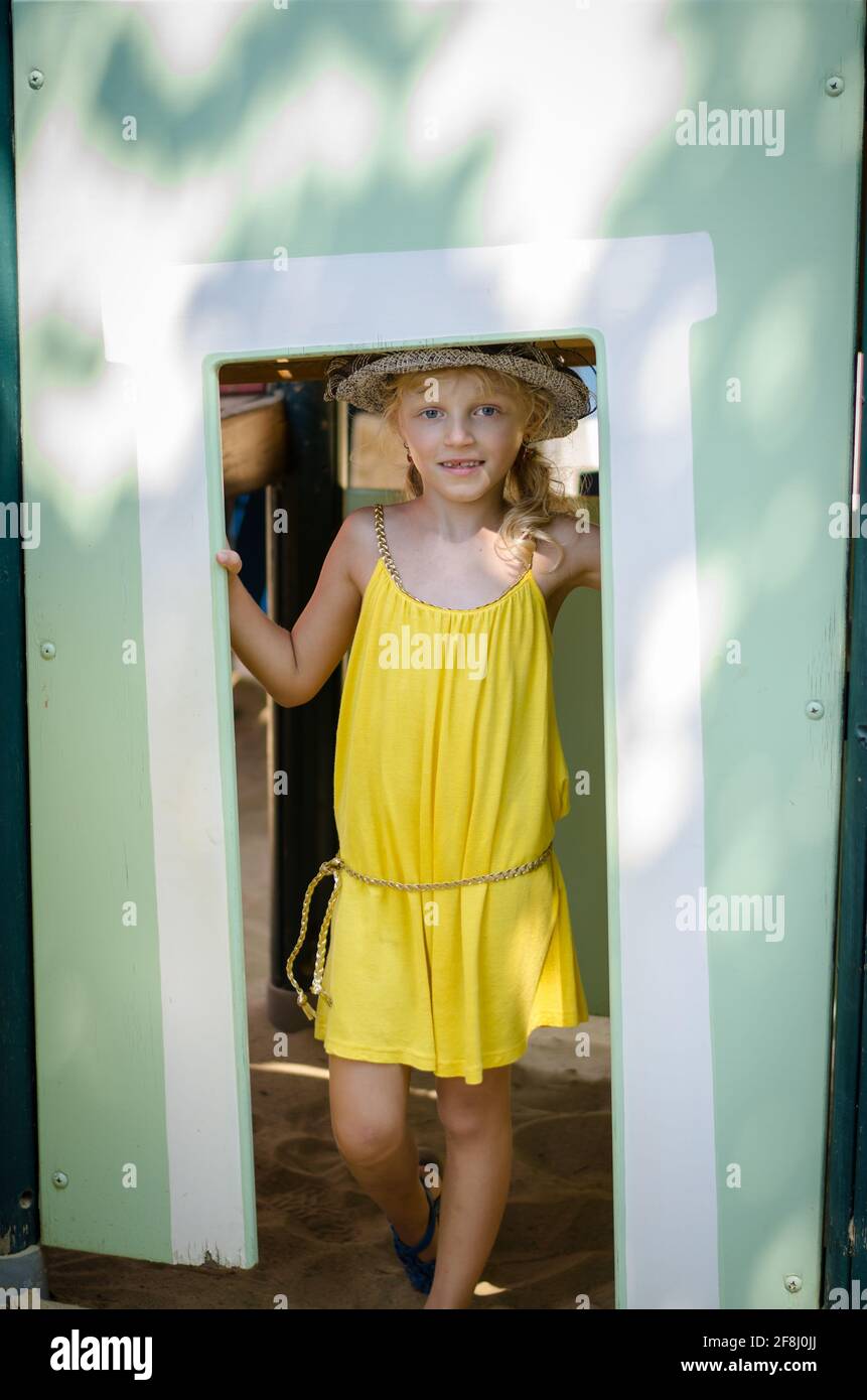 petite fille blonde jouant sur l'aire de jeux Banque D'Images