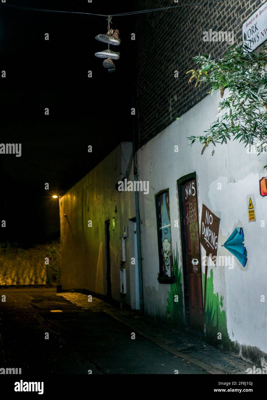 Chaussures suspendues à des fils de téléphone Banque D'Images