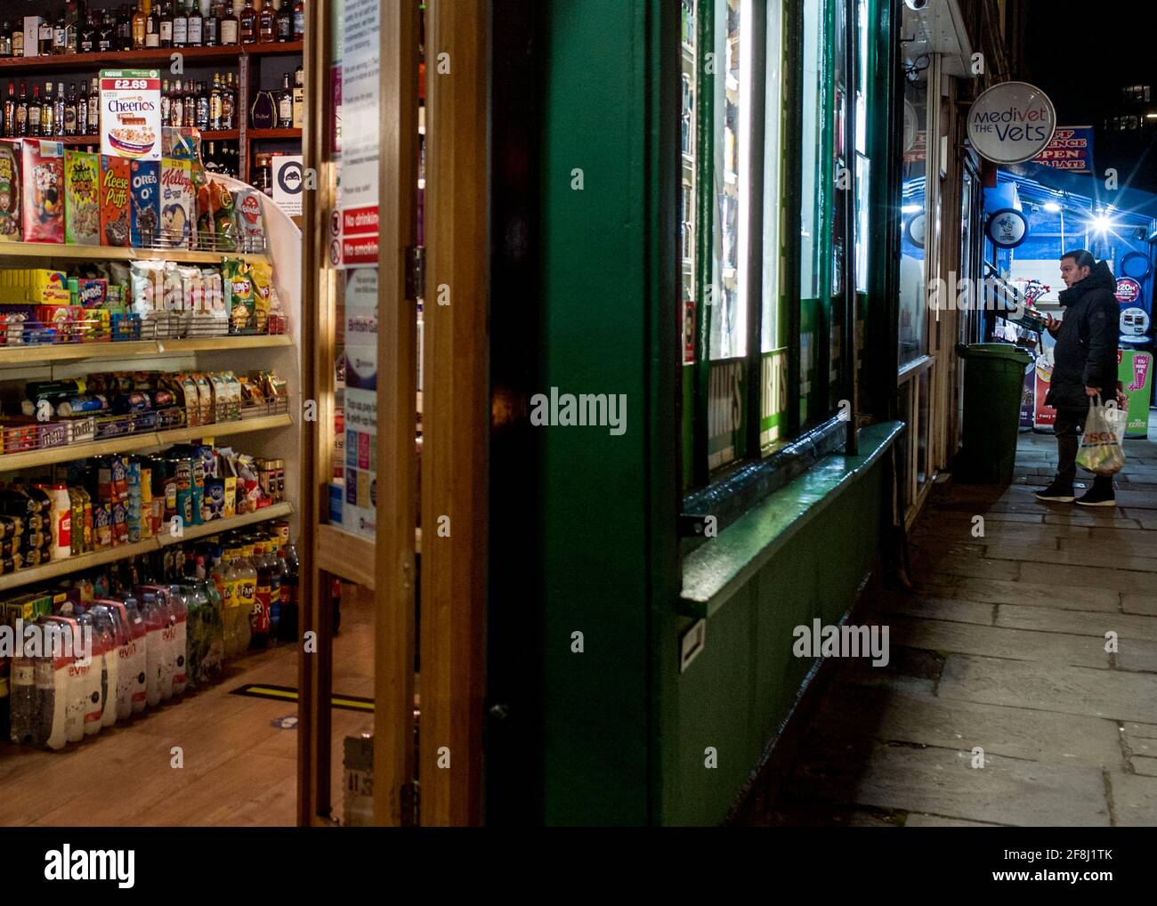 magasin d'angle traditionnel, marchand de journaux et magasin de proximité le soir londres, Banque D'Images