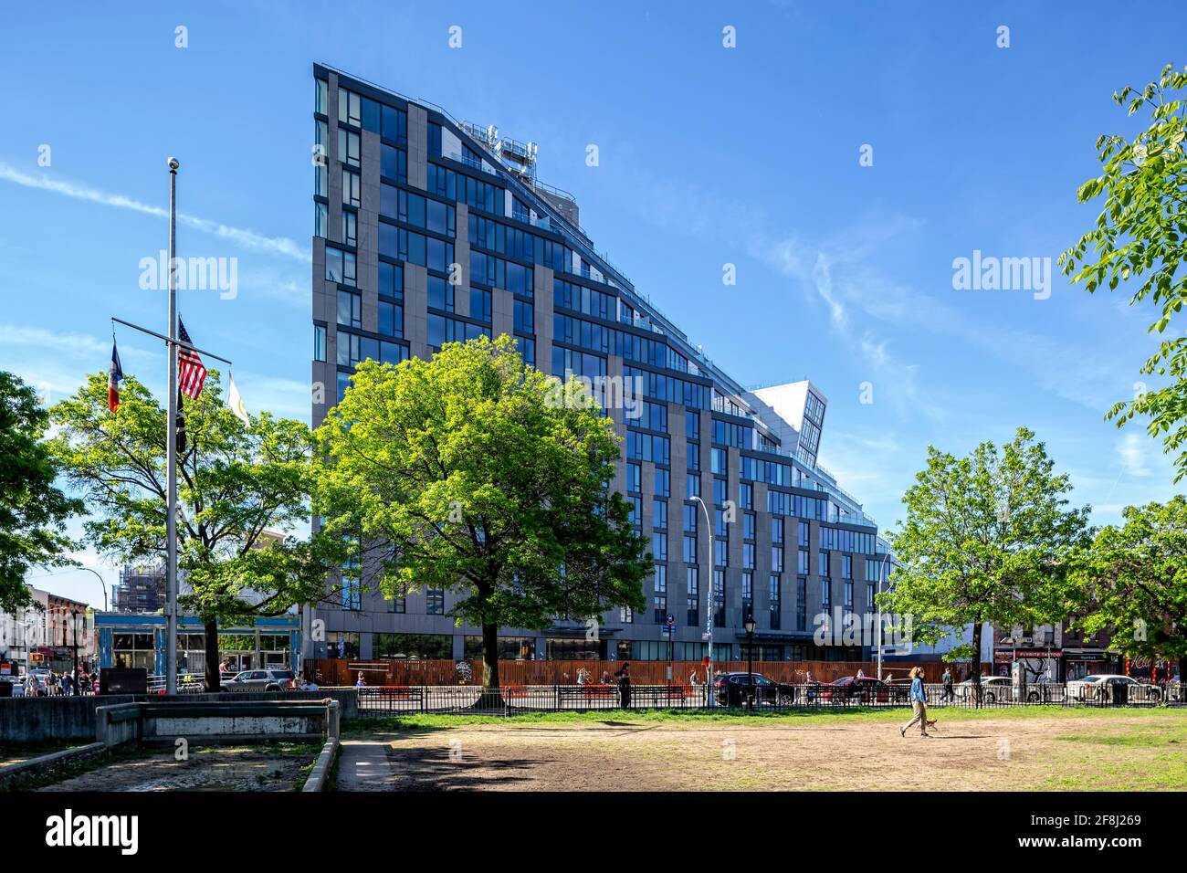 500 Metropolitan Avenue, un complexe hôtelier/résidentiel à Williamsburg, Brooklyn. L'hôtel Indigo occupe les étages inférieurs et les appartements s'élèvent au-dessus. Banque D'Images