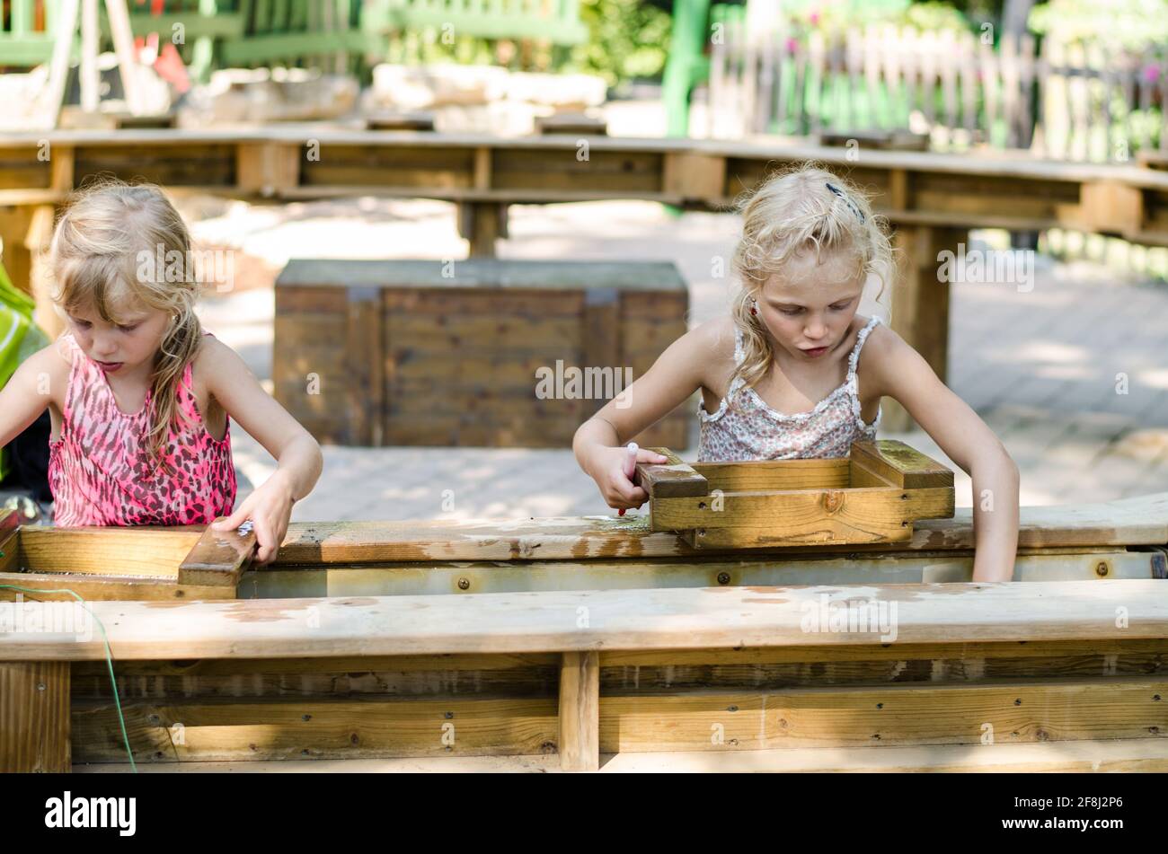 adorable petites filles blondes ordlavant l'or et essayant de trouver un or Banque D'Images