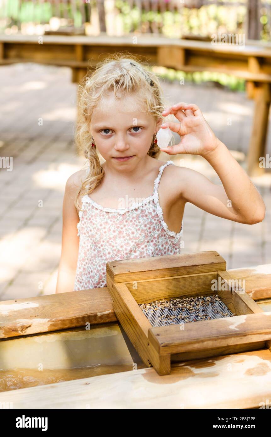 adorable petite fille blonde avec pierre précieuse de nugget Banque D'Images