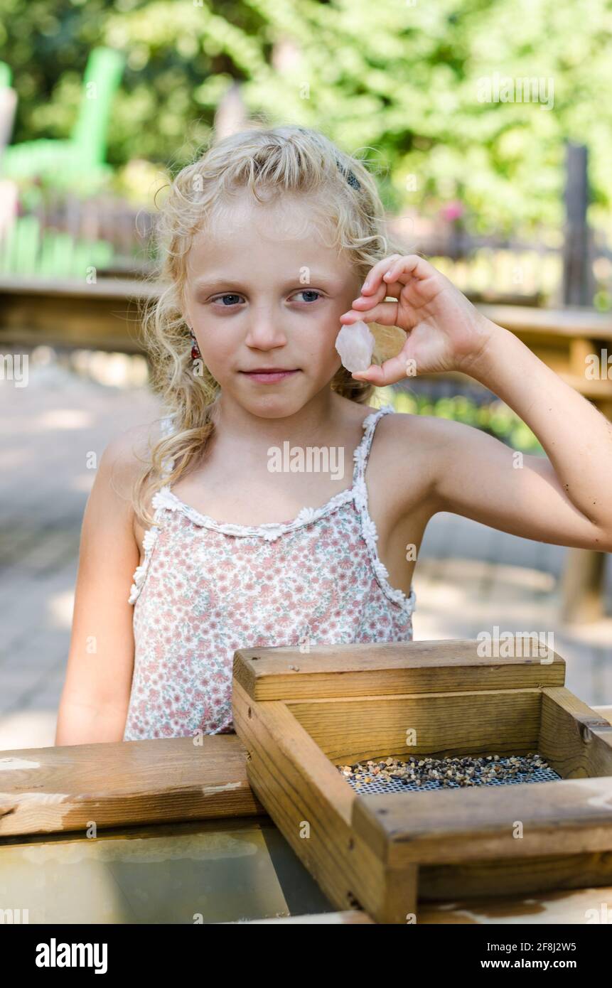adorable petite fille blonde avec pierre précieuse de nugget Banque D'Images