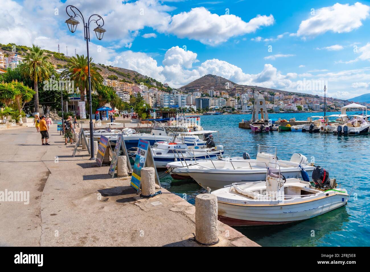 SARANDE, ALBANIE, 26 SEPTEMBRE 2019 : bateaux amarrés le long de la promenade du bord de mer à Sarande, Albanie Banque D'Images