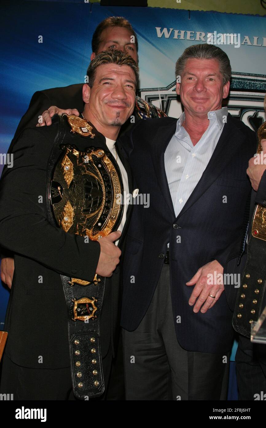 K36110JBB WRESTLEMANIA XX CONFÉRENCE DE PRESSE À PLANET HOLLYWOOD , NEW YORK 03/11/2004 PHOTO PAR JOHN BARRETT/MEDIAPUNCH EDDIE GUERRERO VINCE MCMAHON / MEDIAPUNCH Banque D'Images