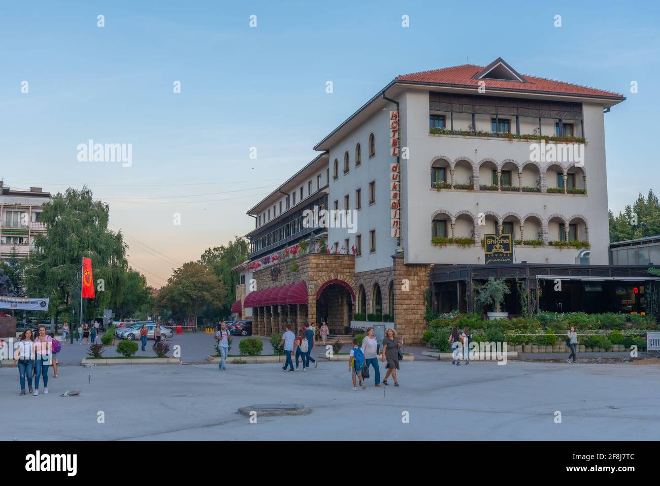 PEJA, KOSOVO, 17 SEPTEMBRE 2019 : Hôtel Dukagjini à la place principale de Peja, Kosovo Banque D'Images