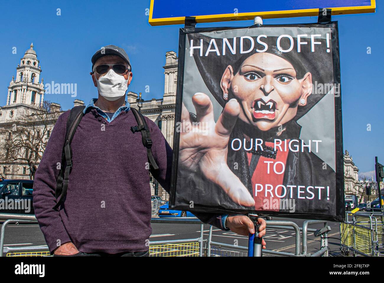 WESTMINSTER LONDRES, ROYAUME-UNI 14 AVRIL 2021. Un manifestant seul démontre le droit de manifester avec un écriteau montrant une caricature de la secrétaire à l'intérieur Priti Patel en tant que Dracula alors que le gouvernement prévoit d'introduire le projet de loi sur les forces de l'ordre qui prévoit des restrictions sur les manifestations. La police, le crime, la détermination de la peine et les tribunaux sont introduits au Parlement et permettront à la police d'adopter une approche plus proactive dans la gestion des manifestations hautement perturbatrices. Credit amer ghazzal/Alamy Live News Banque D'Images