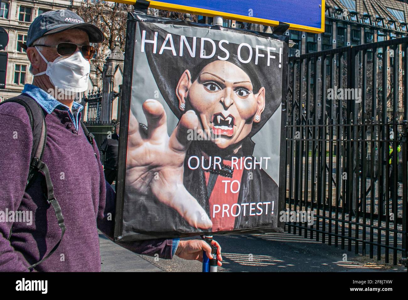 WESTMINSTER LONDRES, ROYAUME-UNI 14 AVRIL 2021. Un manifestant seul démontre le droit de manifester avec un écriteau montrant une caricature de la secrétaire à l'intérieur Priti Patel en tant que Dracula alors que le gouvernement prévoit d'introduire le projet de loi sur les forces de l'ordre qui prévoit des restrictions sur les manifestations. La police, le crime, la détermination de la peine et les tribunaux sont introduits au Parlement et permettront à la police d'adopter une approche plus proactive dans la gestion des manifestations hautement perturbatrices. Credit amer ghazzal/Alamy Live News Banque D'Images