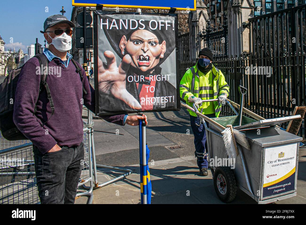 WESTMINSTER LONDRES, ROYAUME-UNI 14 AVRIL 2021. Un manifestant seul démontre le droit de manifester avec un écriteau montrant une caricature de la secrétaire à l'intérieur Priti Patel en tant que Dracula alors que le gouvernement prévoit d'introduire le projet de loi sur les forces de l'ordre qui prévoit des restrictions sur les manifestations. La police, le crime, la détermination de la peine et les tribunaux sont introduits au Parlement et permettront à la police d'adopter une approche plus proactive dans la gestion des manifestations hautement perturbatrices. Credit amer ghazzal/Alamy Live News Banque D'Images