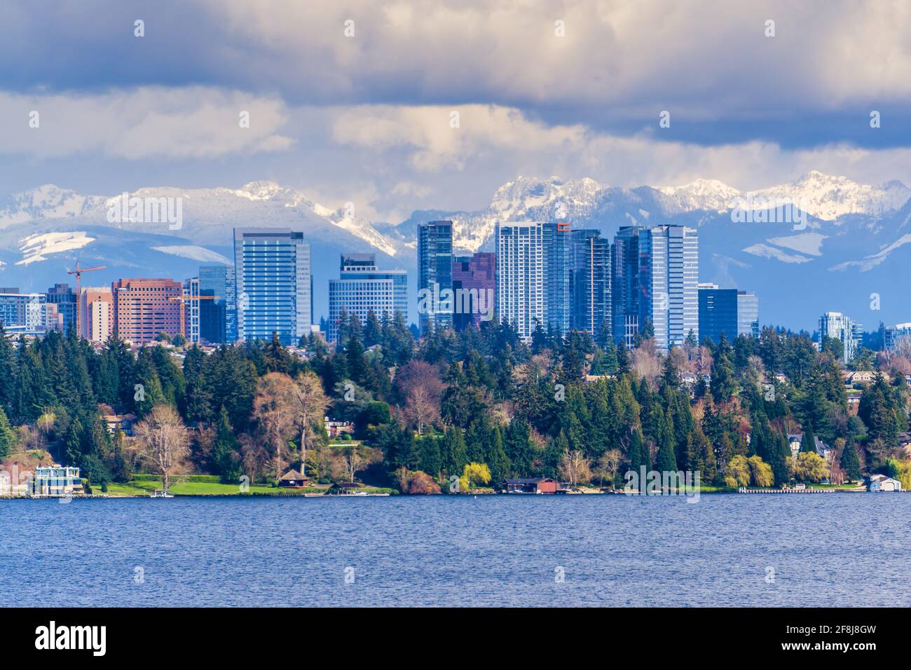 Bâtiments modernes à Bellevue, Washington avec la chaîne des Cascades en arrière-plan. Banque D'Images