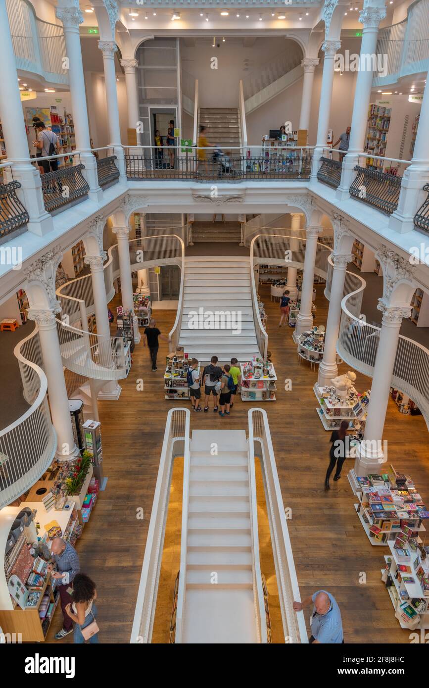 BUCAREST, ROUMANIE, 28 JUILLET 2019 : librairie Carturesti Carusel dans le centre de Bucarest, Roumanie Banque D'Images