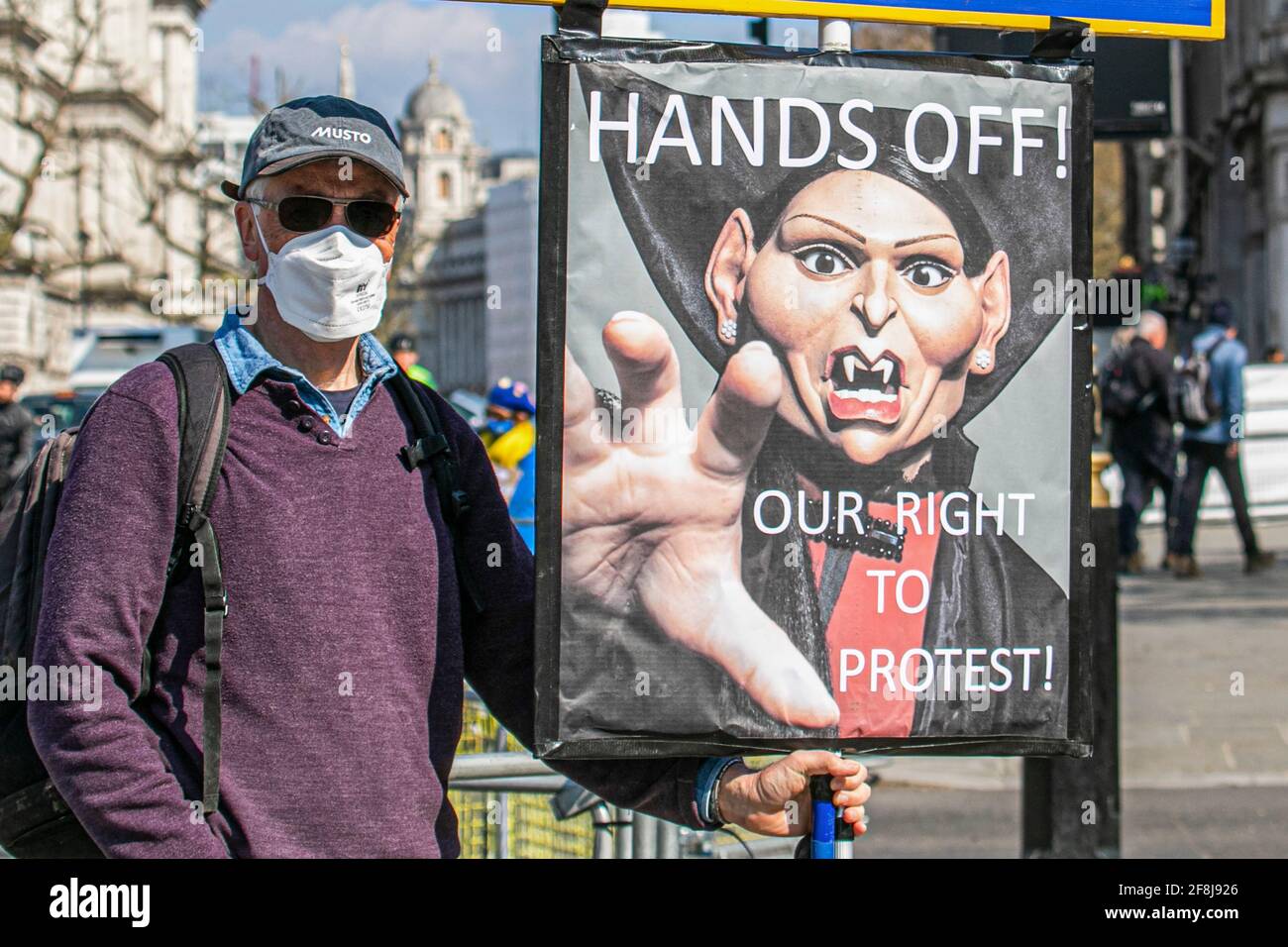 WESTMINSTER LONDRES, ROYAUME-UNI 14 AVRIL 2021. Un manifestant seul démontre le droit de manifester avec un écriteau montrant une caricature de la secrétaire à l'intérieur Priti Patel en tant que Dracula alors que le gouvernement prévoit d'introduire le projet de loi sur les forces de l'ordre qui prévoit des restrictions sur les manifestations. La police, le crime, la détermination de la peine et les tribunaux sont introduits au Parlement et permettront à la police d'adopter une approche plus proactive dans la gestion des manifestations hautement perturbatrices. Credit amer ghazzal/Alamy Live News Banque D'Images