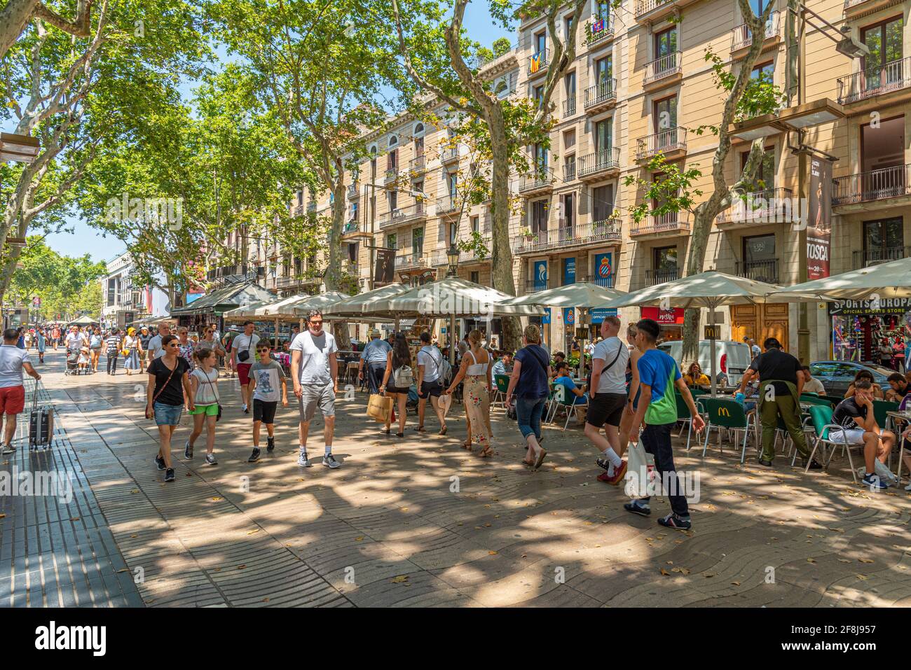 BARCELONE, ESPAGNE, le 30 JUIN 2019: Les gens se promenent dans la rue la Rambla à Barcelone, Espagne Banque D'Images