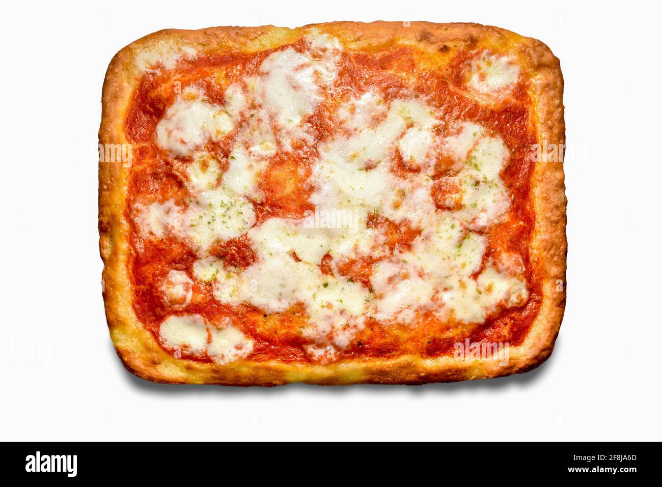 Pizza à croûte carrée avec sauce tomate et fromage mozzarella isolée sur fond blanc, vue de dessus plat Banque D'Images