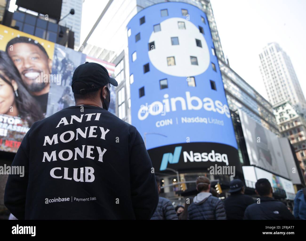 New York, États-Unis. 14 avril 2021. Le logo Coinbase est affiché sur les écrans de Times Square lorsque Coinbase Global, Inc. Traite sous la pièce de symbole à la cloche d'ouverture Nasdaq à New York le mercredi 14 avril 2021. Coinbase gère le plus grand échange de bitcoin aux États-Unis et est la première grande société de crypto-monnaie à être publique dans le pays photo par John Angelillo/UPI crédit: UPI/Alay Live News Banque D'Images