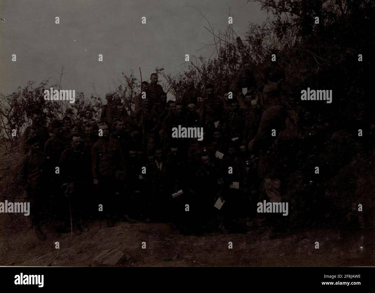 Feldkurate donne la bénédiction aux soldats du bataillon d'infanterie 3/85 à Damber près de Salcano. Banque D'Images