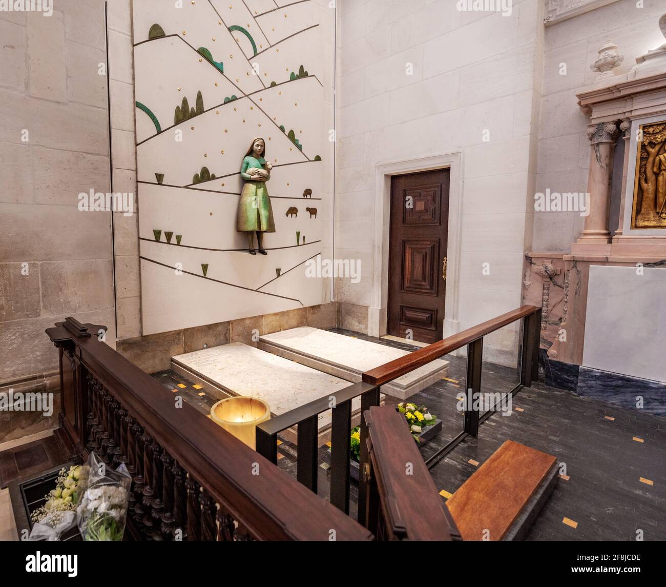 Fatima, Portugal - 12 février 2020 : tombes de Jacinta et de Lucia dans la basilique notre-Dame du Rosaire au Sanctuaire de Fatima - Fatima, Portugal Banque D'Images