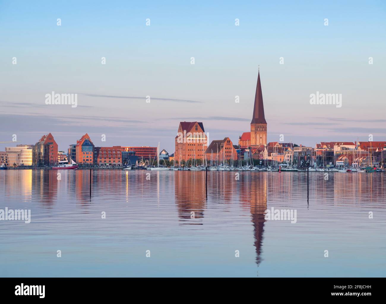 Rostock, Allemagne. La ville se reflète dans l'eau de la rivière Warnow dans la soirée Banque D'Images