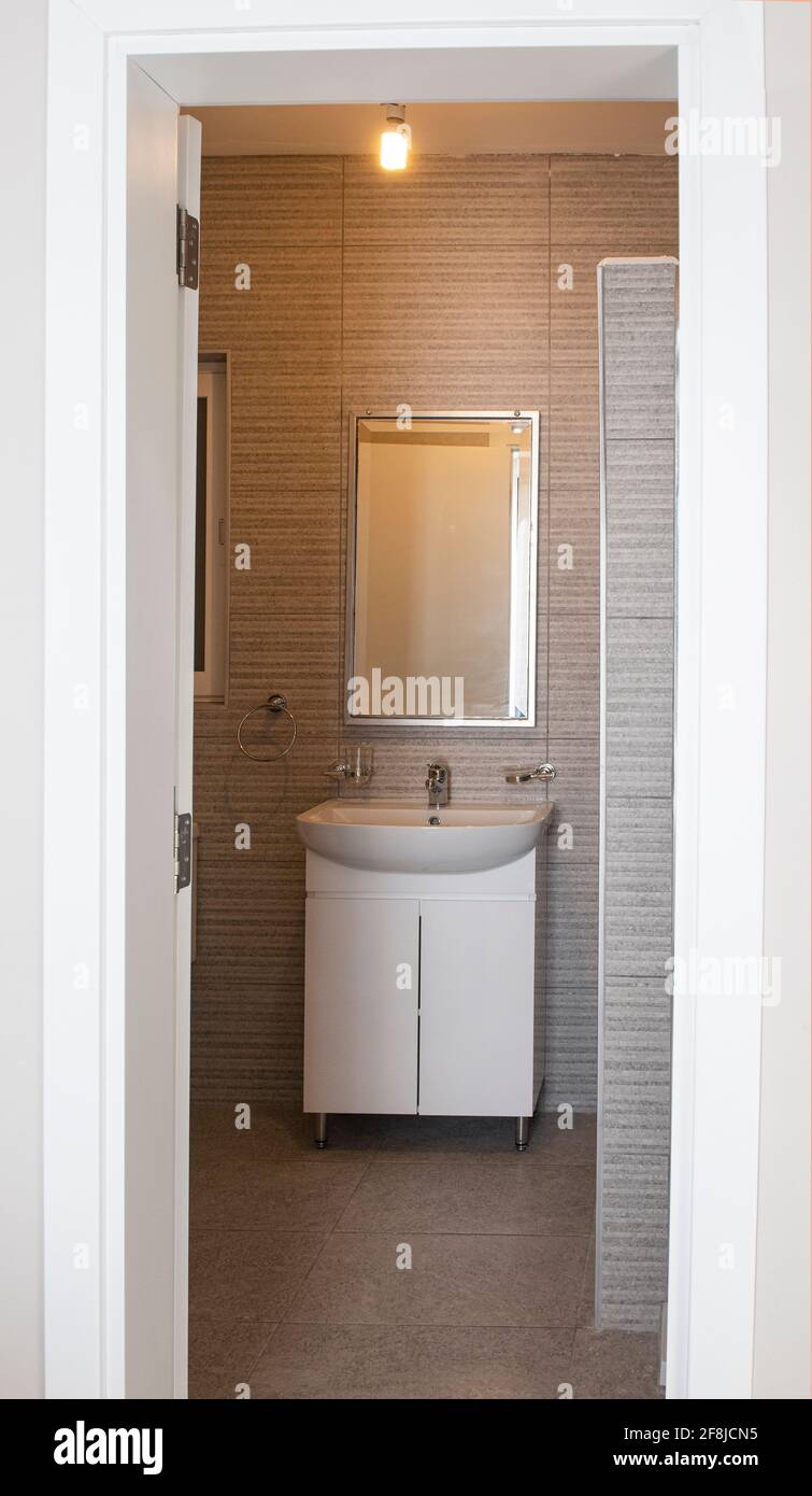 Vue par une porte d'une salle de bains moderne Photo Stock - Alamy