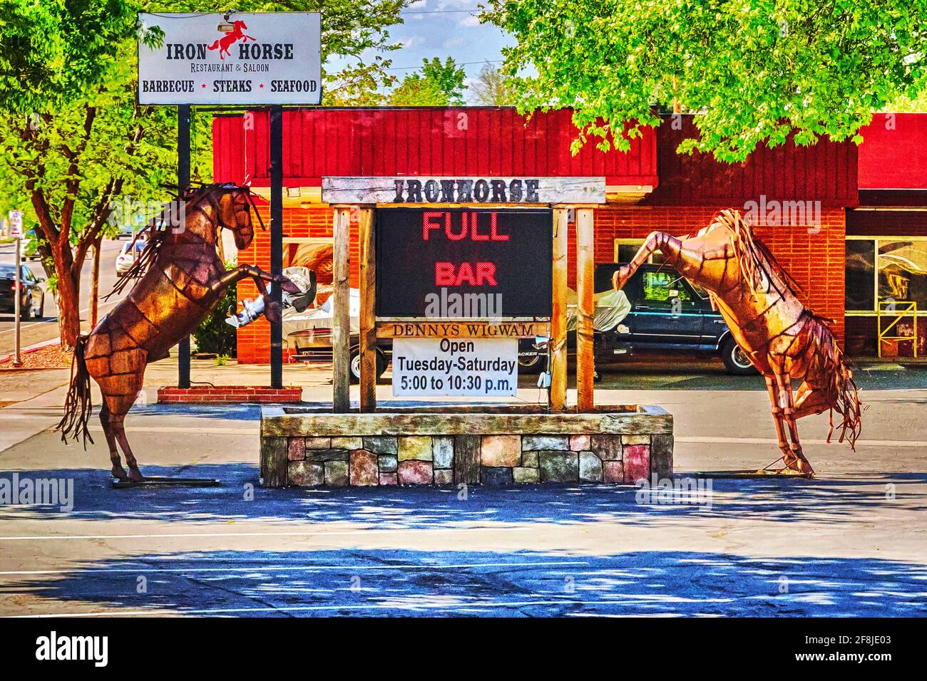 Groupe de sculptures avec chevaux près du restaurant Iron Horse, du restaurant Iron Horse et du Saloon, Kanab, Utah, États-Unis Banque D'Images