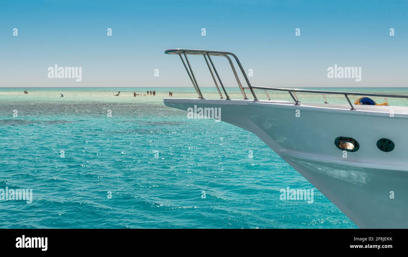 Devant le yacht en croisière sur la mer tropicale à île paradisiaque Banque D'Images