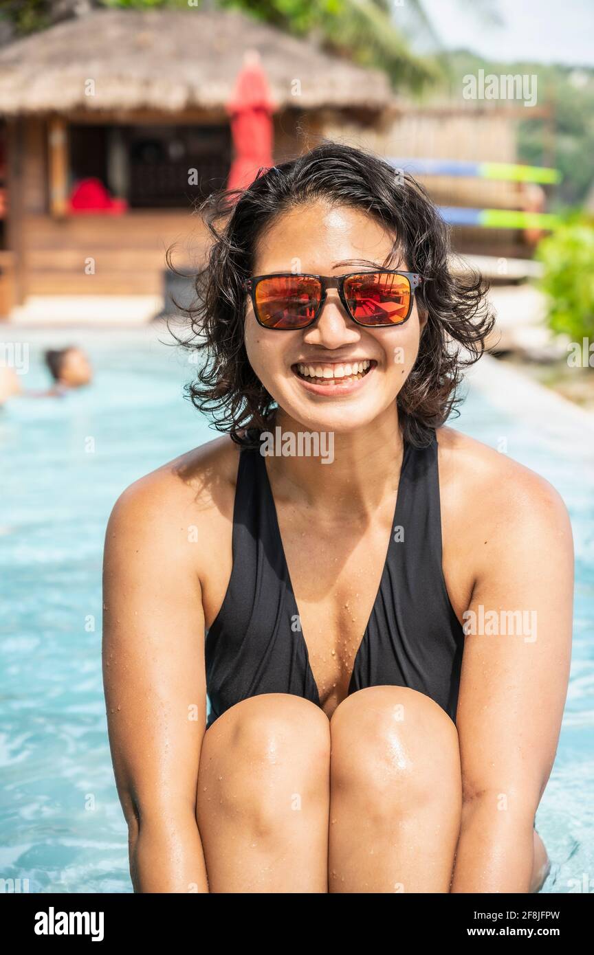 Femme appréciant la piscine de l'île tropicale de Koh Phangan Banque D'Images