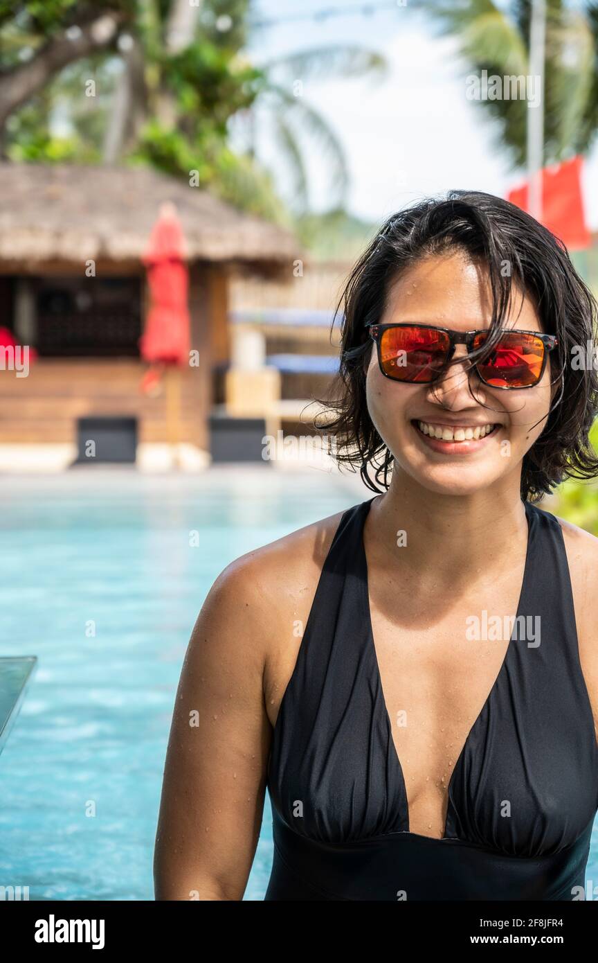 Femme appréciant la piscine de l'île tropicale de Koh Phangan Banque D'Images