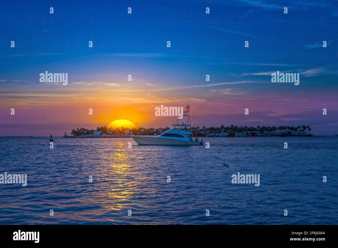 Un yacht navigue sous le soleil couchant à Key West, Floride. Banque D'Images Un yacht navigue sous le soleil couchant à Key West, Floride. Banque D'Images